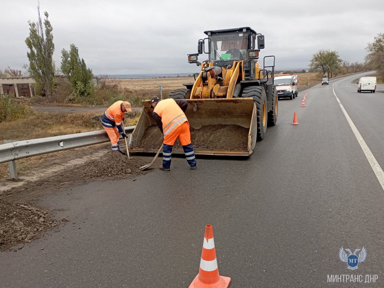 «Служба автомобильных дорог Донбасса» продолжает работы в рамках контракта по содержанию автодорог Республики