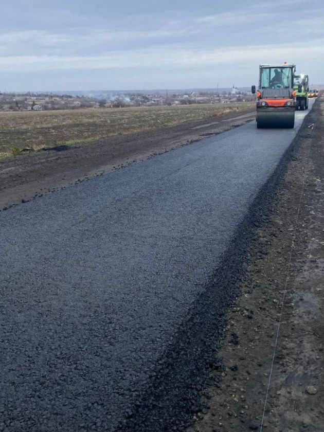 Свыше 46 км дорог Володарского и Волновахского округов дополнительно отремонтированы благодаря федеральной поддержке