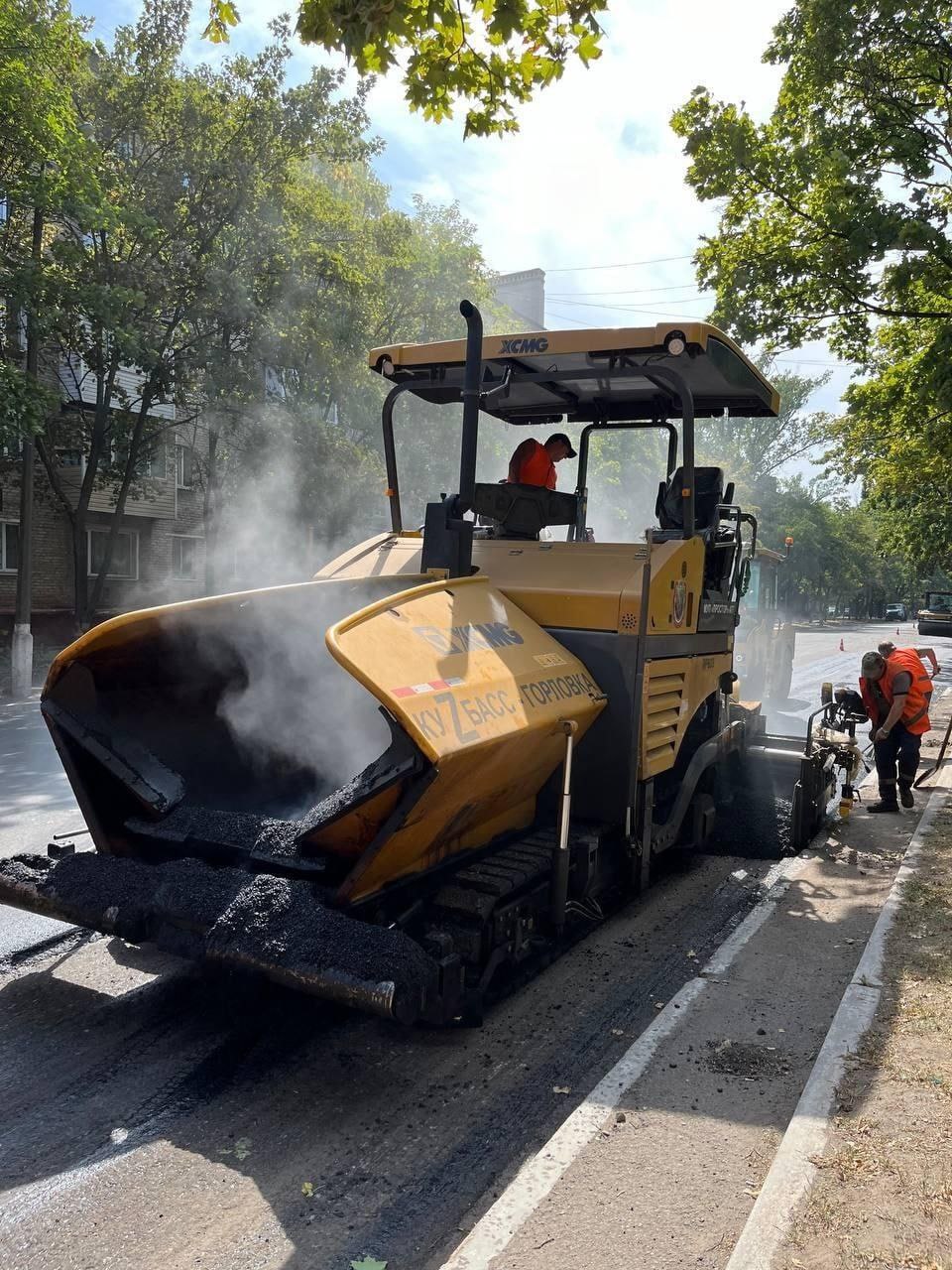 Благодаря технике из Кузбасса в Горловке продолжается ремонт дорог