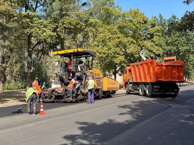 Благодаря технике из Кузбасса в Горловке продолжается ремонт дорог