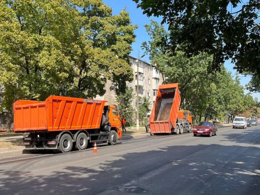 Благодаря технике из Кузбасса в Горловке продолжается ремонт дорог