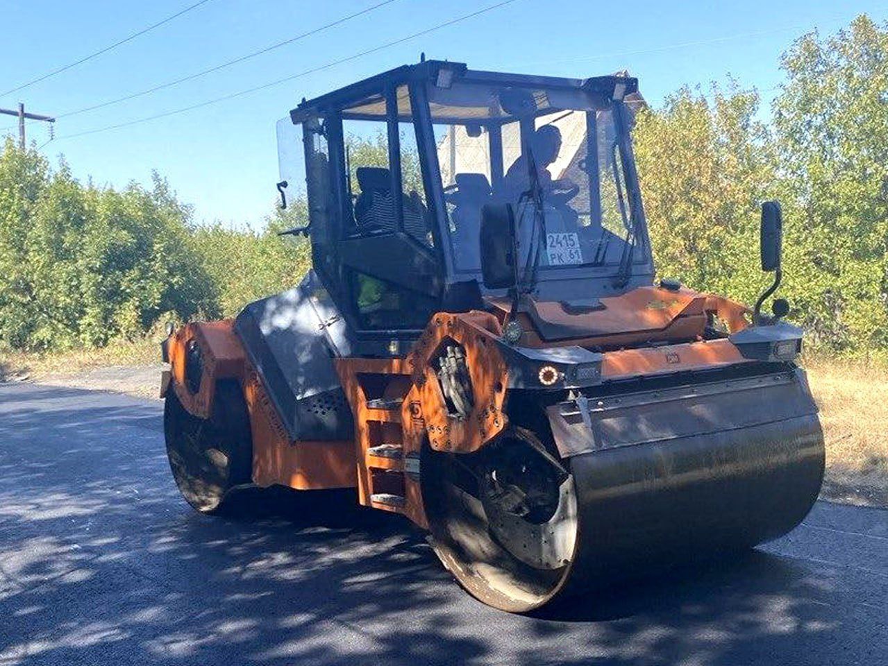 Самарские дорожники приступили к укладке второго слоя асфальтобетонного покрытия на одной из улиц в Снежном