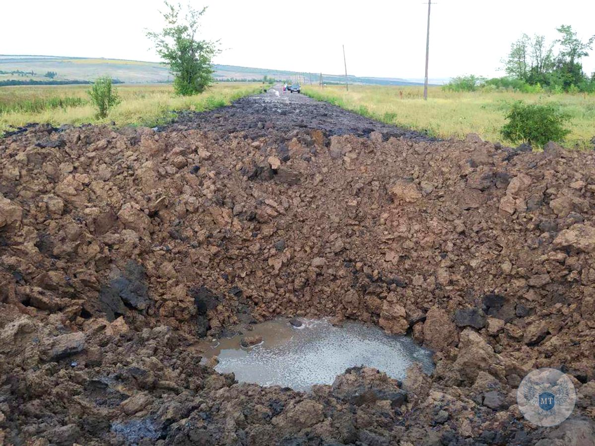 Под контролем Минтранса и ГУП ДНР «Автодор» выполняется оперативный ремонт участка дороги в районе н.п. Гранитное