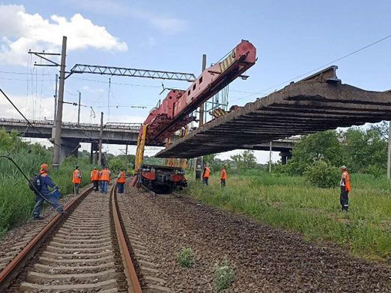 Специалисты Донецкой железной дороги продолжают восстановление разрушенной инфраструктуры на освобожденных территориях Республики